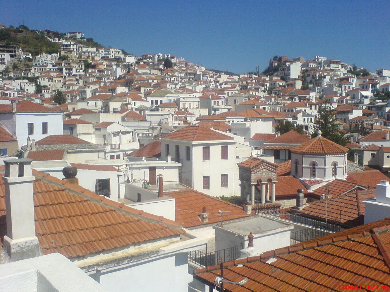 Białe domy miasta Skopelos nad portem