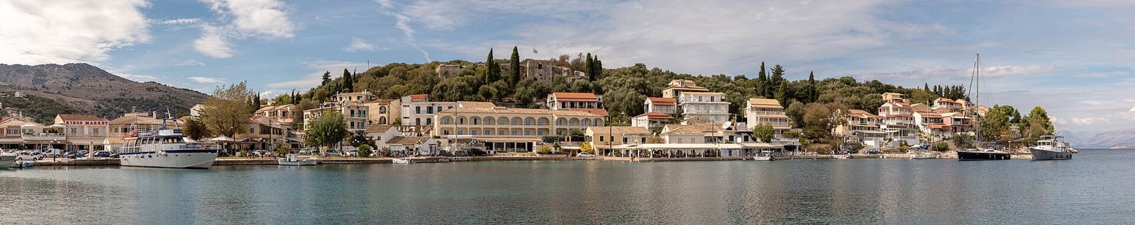 Port w Kassiopi na północy Korfu