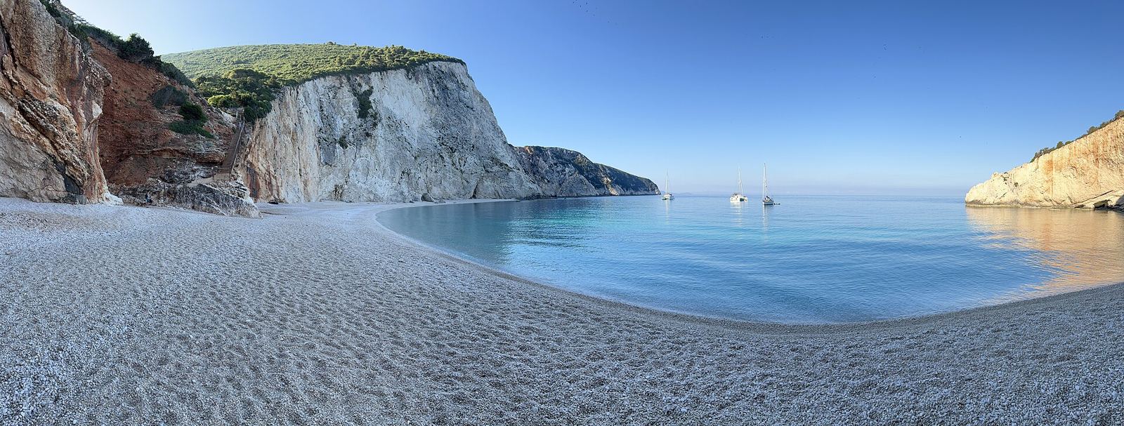 Plaża Porto Katsiki pod białym klifem na Lefkadzie