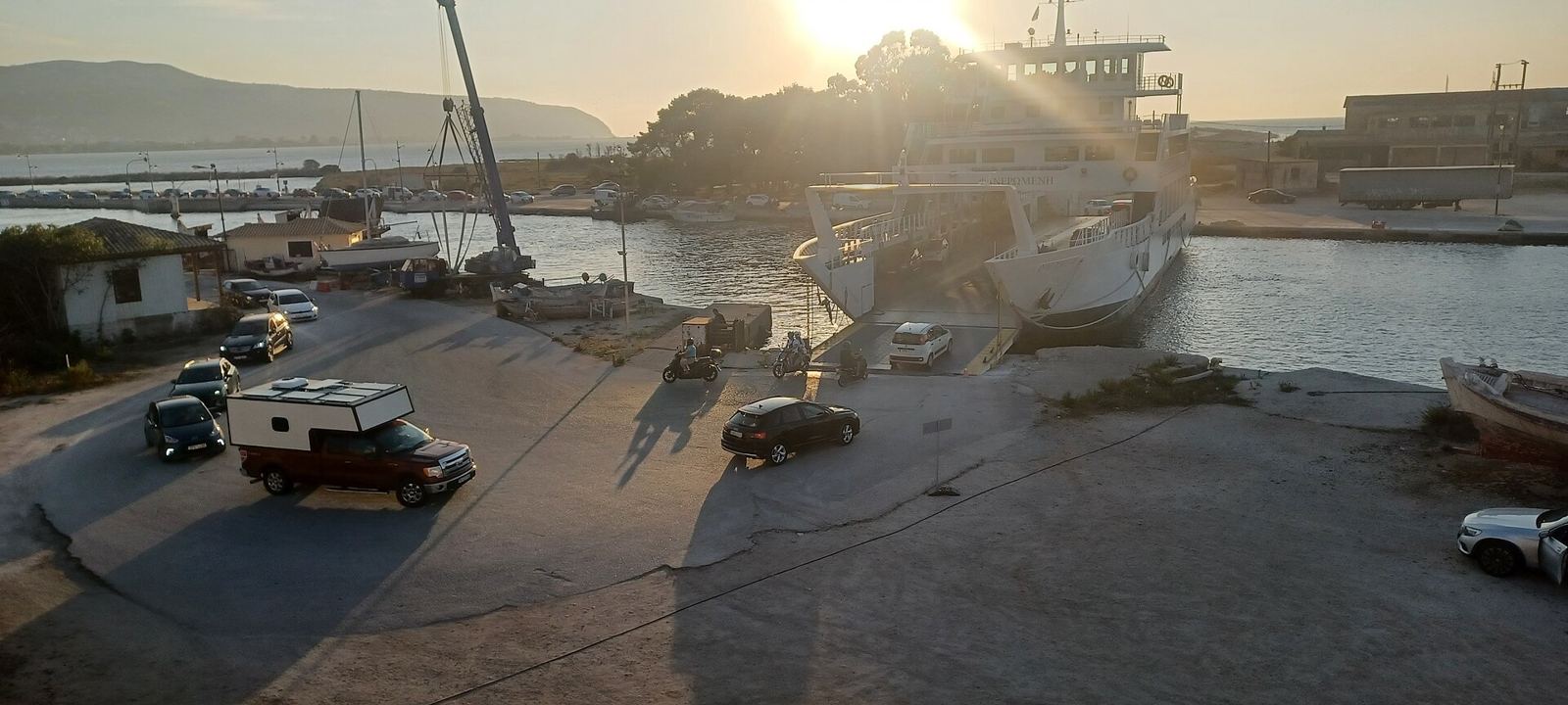 Pływający most na kanale przy mieście Lefkada