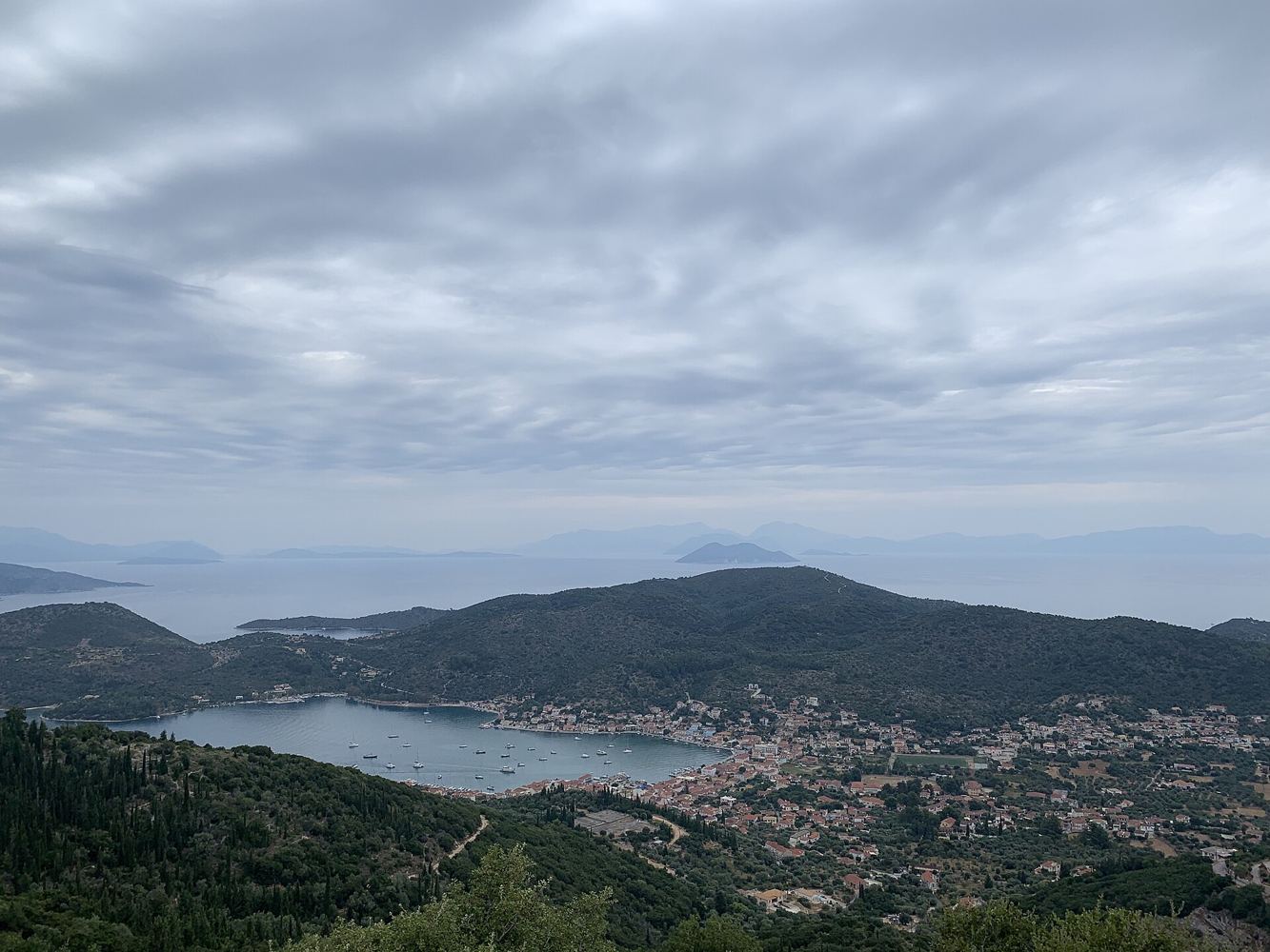 Zatoka i miasteczko Vathi na Itace
