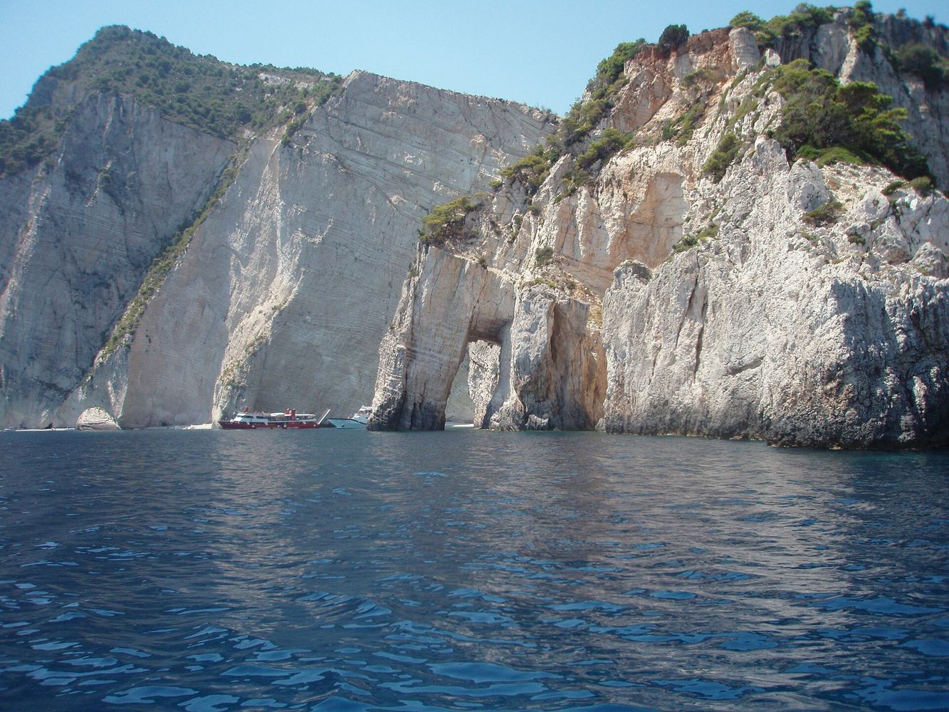 Plaża pod klifami przylądka Marathia na Zakinthos