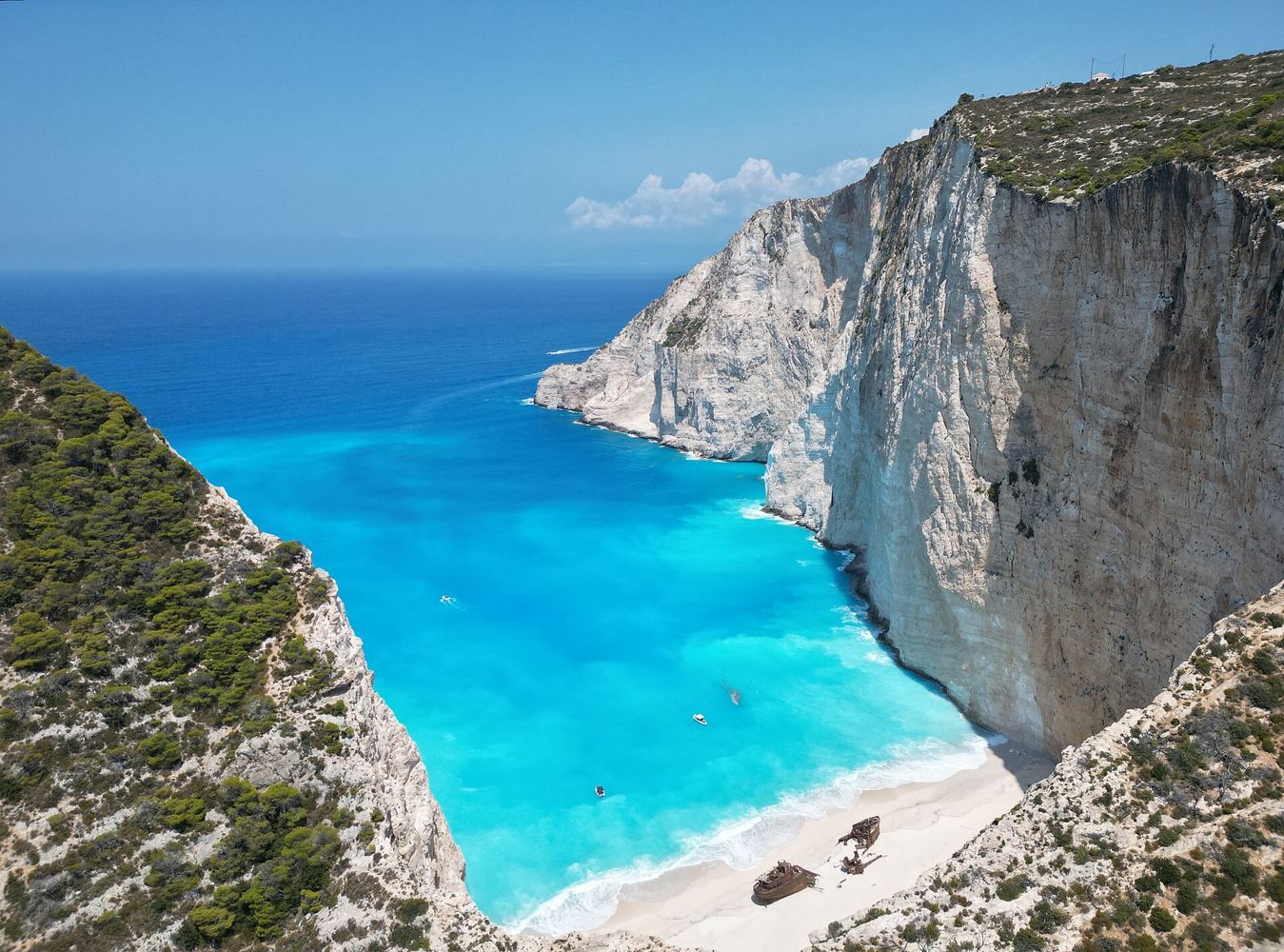 Zatoka Navagio na Zakinthos widziana z klifu